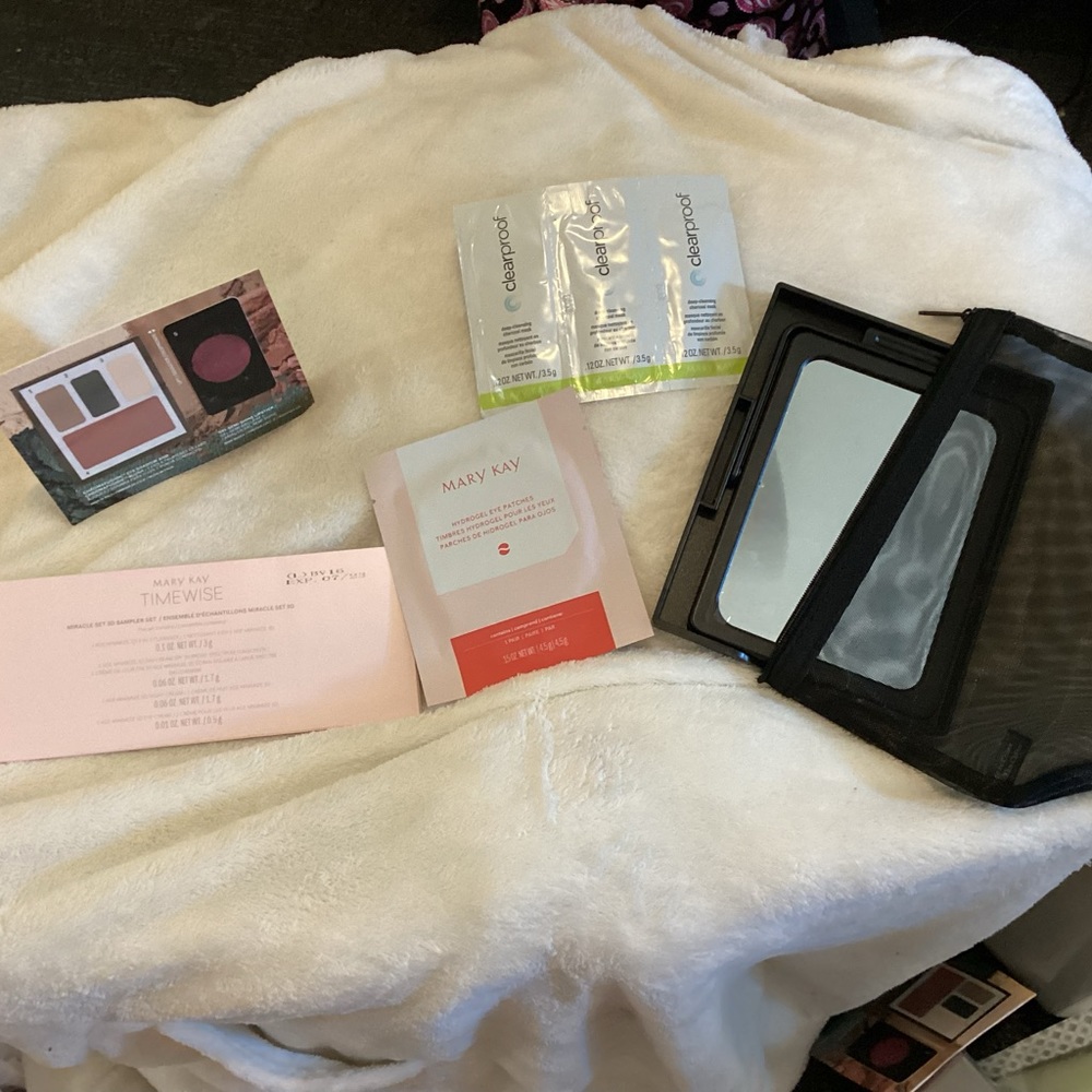 Mary Kay Makeup bag gift set with adjustable mirror and  a variety of samples